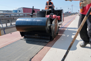  Vollflächiger Einbau der Abdichtungsbahn SikaShield Ergobit Pro mit der Verlegemaschine 