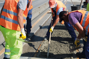  Einbringen und Verdichten des Instandsetzungsmörtels mit der Abziehwalze 