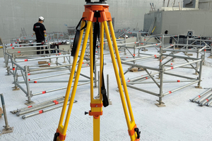  Die Montage des Allround Traggerüsts TG 60 wurde ebenfalls digital unterstützt: Das sogenannte Anlegen erfolgte mit dem digitalen Layher Service SIM2Field – hierbei wird das Gerüst mittels Totalstation punktgenau eingemessen. Basis ist das 3D-Gerüstmodell 