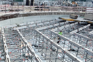  Bei Lastkonzentrationen kam der hochtragfähige Aluminium-Träger TwixBeam von Layher als Jochträger zum Einsatz, was größere Feldlängen bei den Allround Traggerüsttürmen TG 60 erlaubte. Dadurch waren weniger Traggerüsttürme notwendig. Weniger Material bedeutete weniger Transport – und weniger Montagezeit 