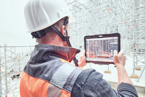  Mit der neuen SIM2Field XR App wurde auch der anschließende Weiterbau des Traggerüsts erleichtert. Die digitalen 3D-Gerüstmodelle lassen sich direkt aus dem Softwaremodul LayPlan CAD in der realen Umgebung darstellen, zum Beispiel für die Identifikation der Gerüstbauteile auf der Baustelle oder für die Optimierung des Informationsflusses zur Baustelle durch Bereitstellung von Projektdokumenten in der App 