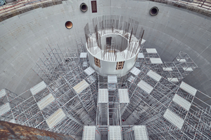  Ausgehend von den Lastvorgaben und der Bauwerksgeometrie wählten die Layher Anwendungsingenieure für das Traggerüst vornehmlich ein Raster mit 1,57 Meter langen Traggerüsttürmen und 2,07 Meter langen Koppelfeldern. Dies sparte einerseits Material und damit auch Montagezeit und optimierte andererseits die Logistik – der Transportbedarf wurde reduziert, die Identifikation der Bauteile erleichtert 