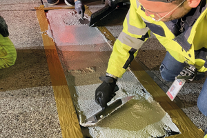 Bereits nach kurzer Aushärtung füllten die Verarbeitenden den Unterbau mit dem 3-komponentigen Mörtel Triflex Concrete Repro 3K im Mix 1:6 auf. Das Material ist speziell für die langfristige Instandsetzung von Verkehrsflächen entwickelt 