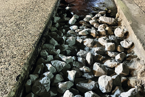  Nachdem die Fläche mit Gleisschotter ausgefüllt wurde, erfolgte das Vergießen mit dem 2-komponentigen, PMMA-basierten Triflex Cryl Vergussmörtel bis circa 3 Zentimeter unterhalb der Fläche 