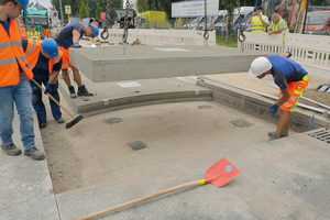  Die Betonfertigteile werden per Kran abgesenkt. Vorab werden unter den Hester-Kombi-Elementen Stahlplatten eingebracht 