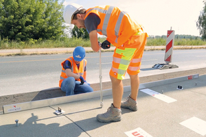  Vor dem Unterfüllen mit Silikatharz erfolgt der Höhenausgleich mit Hilfe des Hester-Kombi-Elements 
