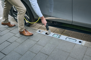  Der Ladebordstein lässt sich komfortabel und kontaktlos über den Stecker mit einer Hand bedienen 