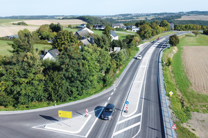  Der neue Fahrbahnteiler an der B327 bei Niedert 
