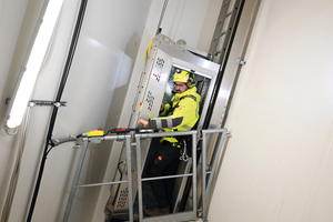  Trotz Schräglage komfortabler Aufstieg mit dem Hailo TopLift HP-L2 