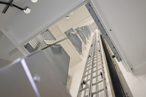  Leitergeführter Hailo Lift entlang der um 17 Grad schräg geneigten Pylonwand 
