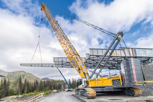  Die Stahlträger werden auf beiden Seiten der Schlucht von einem LR 1300.1 SX positioniert 