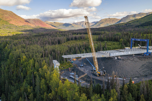  Der Einsatz der Liebherr-Raupenkrane erfordert aufgrund der abgelegenen Lage der Brücke eine sorgfältige Planung 