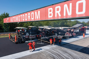  Je drei Vögele-Fertiger vom Typ Super 1800‑3i und -Beschicker vom Typ MT 3000‑2i Standard auf der Start-Ziel-Geraden des Automotodroms Brünn 