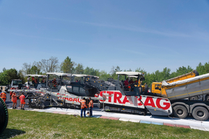  Thermoisolierte Lkw lieferten den Spezialasphalt, die Beschicker förderten das Mischgut ohne Temperaturverlust kontinuierlich an die Vögele-Fertiger 