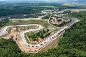  Sechs Vögele-Maschinen sanierten die 5,4 Kilometer lange Rennstrecke in Brünn mit Spezialasphalt aus einer Benninghoven- Mischanlage 