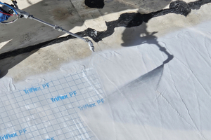  Für die großen Flächen verwendeten die Verarbeiter die Sprüh-Applikationsmaschine Triflex SAM 