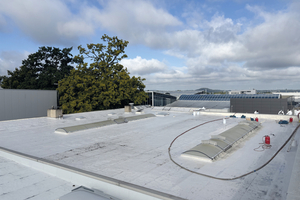  Langlebig, nahtlos und effizient mit der Sprüh-Applikationsmaschine Triflex SAM verarbeitet: Für die Dachsanierung eines Autohauses in Aachen kamen Triflex ProTect in Verbindung mit Triflex ProDetail zum Einsatz 