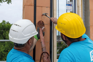  Die Bauweise mittels Ziegel-Fertigteilen inklusive kompletter Fensterzarge verkürzt die Rohbauzeit um mehrere Monate. Auch der Personaleinsatz auf der Baustelle kann deutlich reduziert werden 
