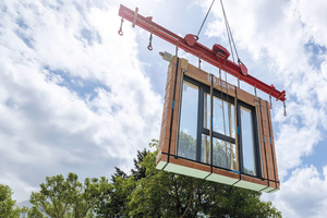  Systemlösung: Leipfinger-Bader bietet die massive Fertigteilwand inklusive Fenster, Rollladen mit integriertem Lüftungssystem sowie sämtlichen Anschlüssen in einem Bauteil 
