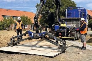  Nach den ersten Schritten im Depot folgen unter Aufsicht die ersten Einsätze auf echten Baustellen. Dabei werden die neuen Mitarbeitenden aktiv von erfahrenen Kolleginnen und Kollegen unterstützt 