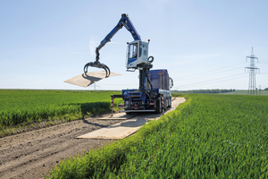  Gezielt werden neue Mitarbeitende auf die jeweiligen Plattenmaterialien spezialisiert. Stahlplatten werden überlappend verlegt. Dies erfolgt aus der Krankabine heraus 