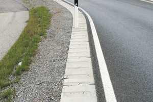  BG-Road Lefix Bankettplatten sind auch mit Aussparungen für Leit-pfosten erhältlich 