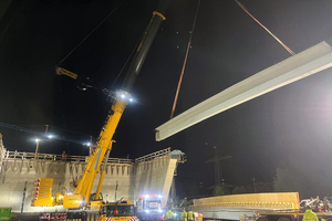  Während einer Sperrpause der Bahnstrecke werden die Fertigteilträger für die neue Straßenüberführung eingehoben 
