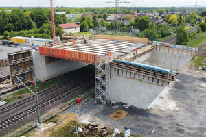  Die beiden Widerlager der neuen Straßenüberführung bilden die Grundlage für den späteren Überbau 