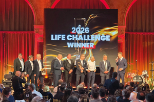  Das „Farben Tiedeken“-Team aus Deutschland gewann den Hauptpreis bei der Gala in Budapest für die Umgestaltung eines alten Getreidespeichers. Gemeinsam mit dem Baumit-Team freuten sich die Gewinner 