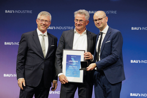  Der neuer Präsident der Bauindustrie Olaf Demuth und Haupfgeschäftsführer Tim-Oliver Müller präsentieren Peter Hübner die Ehrenpräsidentschaft 