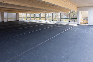  Die Flächenabdichtung erfolgte auf dem Zwischendeck mit Triflex ProPark. Das System ist für stark beanspruchte Untergründe konzipiert und hält den Schub- und Scherkräften durch einfahrende Fahrzeuge stand. Die abschließende Nutzschicht stellten die Verarbeiter mit Triflex Cryl M 264 her 