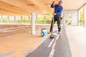  Die Holzdeckenplatten inklusive der Detailabdichtung Triflex ProDetail. Das Spezialvlies verleiht der Abdichtung eine hohe Rissüberbrückung, so dass selbst komplexe Geometrien dauerhaft dicht bleiben 
