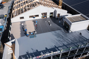  Die HP11 GmbH errichtete 2025 für die Reverion GmbH ein neues Mitarbeiterparkhaus in nachhaltiger Holzbauweise. Für die Schutzbeschichtung kam das PMMA-basierte Triflex ProPark zum Einsatz. Das neue Parkhaus umfasst eine Gesamtfläche von rund 700 Quadratmetern 