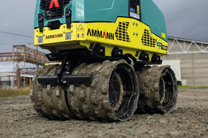  Die ARR 1585-2 Grabenwalze ist panzergesteuert, mit vier unabhängigen Hydraulikmotoren und ermöglicht ein vollständiges 360-Grad-Drehen auf der Stelle 