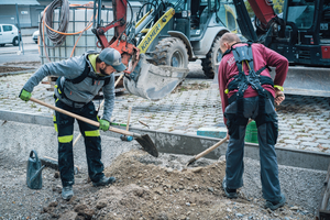  Im Einsatz auf der Baustelle: Mitarbeitende der Schweiger Straßenbau GmbH nutzen das BionicBack Exoskelett zur Entlastung bei körperlich belastenden Tätigkeiten. Dabei bleibt das Sitzen in Lkw, Baggern und anderen Baumaschinen problemlos möglich 