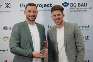  Dominik Heinzelmann, Gründer und Geschäftsführer der hTRIUS GmbH (links) und Jonas Haag, Mitbegründer und COO/Betriebsleiter von hTRIUS (rechts) freuen sich über den Gewinn des Deutschen Baupreises 2026 