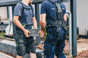  Praxisnaher Gesundheitsschutz im Bau: Das BionicBack Exoskelett unterstützt Anwender bei wiederkehrenden Hebe- und Beugebewegungen und trägt dazu bei, die körperliche Belastung im Arbeitsalltag zu reduzieren 