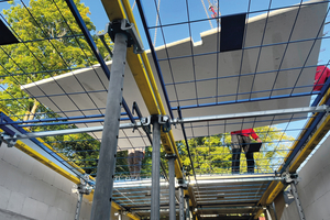  Sofern nur von oben aus gearbeitet werden kann, bietet das Safeflex-System von Doka eine verlässliche Barriere gegen Abstürze – nach neuestem DGUV Test GS-Bau-18 Version 12/2024 geprüft 