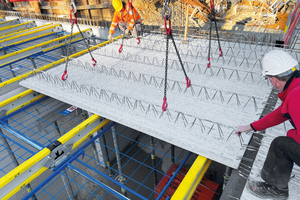  Sicheres Arbeiten auch von oben, dank Safeflex-System von Doka. Die Absturz-sicherung wird später einfach mit den Stützen und Trägern entfernt 