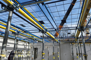  Hohe Systemstabilität, sichere De-/Montage vom Boden aus, gleichzeitig flexibel anpassbar an unterschiedliche Grundrisse – das Safeflex-System von Doka 