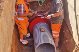  Das DWCor 3000-Kanalrohr DN/ID 500 kann dank Funke BI-Adapter, VPC Delta-Ring sowie VPC Delta-Rohrkupplung problemlos an das Beton-Bestandsrohr DN 700 mit Fuß angebunden werden 