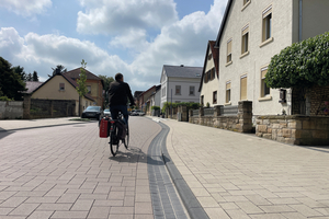  Es muss nicht immer Sand oder Splitt sein: beim Pflastersystem CombiConnect aus dem Hause Beton Pfenning wird die Fuge aus EPDM gebildet 