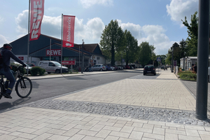  Entlang der Friedrich-Ebert-Straße in Wörrstadt befinden sich unter anderem drei Bankfilialen, zwei Apotheken sowie zahlreiche weitere Geschäfte des täglichen Bedarfs 