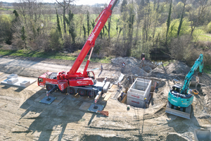  Bereits das Unterteil des Bauwerks brachte ein Gewicht von rund 40 Tonnen auf die Waage und erforderte eine präzise Logistik sowie einen exakt abgestimmten Einbau 