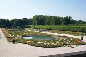  Im Schlosspark Brühl wird der Henauer Quarzit von BVG seit Jahren auf den Wegen und als Abgrenzung der Beete verwendet 