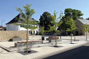  Auf dem Synagogenplatz in Bad Sobernheim wurde ein ansprechender Aufenthaltsbereich mit Sitzgruppe (vorne) und eine Multifunktionsfläche (hinten) mit dem Vélo-Belag von BVG aus Henauer Quarzit gestaltet 