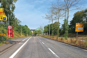  Bei der Sanierung von vier Hauptverkehrsstraßen in Kaiserslautern wurden die Deckschichten mit 20 % Henauer Quarzit aufgehellt. Außerdem wurde mit Edelsplitt 1/3 aus Henauer Quarzit abgestreut, sodass die Aufhellung direkt nach dem Einbau wahrnehmbar ist 