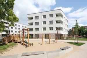  Ein Spielplatz in der Mitte des Quartiers ergänzt das Angebot für die Bewohner:innen 