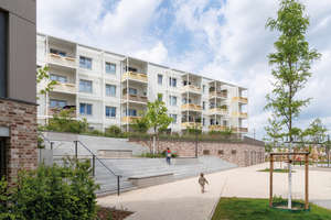  Der parallel zur Bahntrasse angeordnete Riegel schirmt das Quartier vom Bahnlärm ab und öffnet sich mit privaten Außenräumen und vorgelagertem Freiraum zum Quartiersinneren 