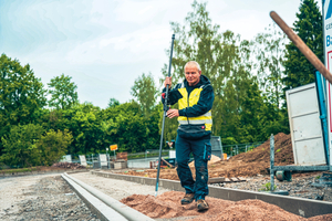 Mike Kussatz, Polier bei der Jens Müller GmbH in Holzminden, bei der Nutzung des Roverstabs 
